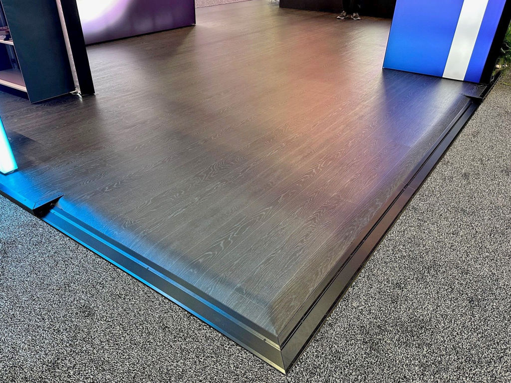 The-Inside-Track-trade-show-flooring-Envirodeck-Metric-showsite-photo-website-crop